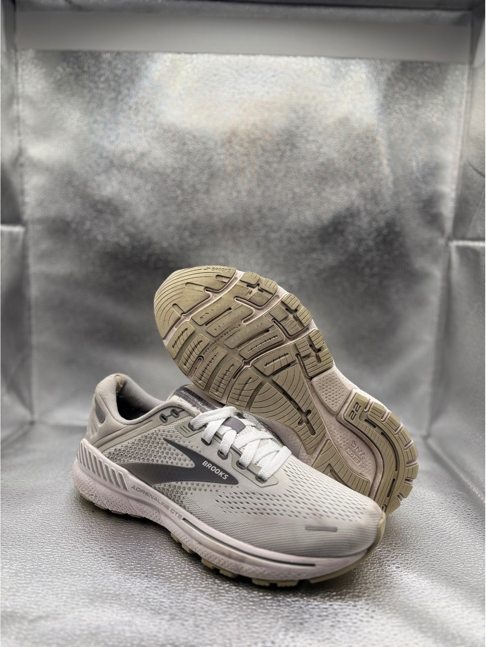 Brooks adrenaline light grey GTS 22